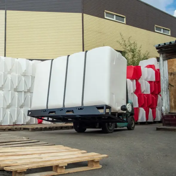 Емкость KR 4000л с 1 патрубком 63 мм белая с откидной крышкой в обрешетке (полный слив)