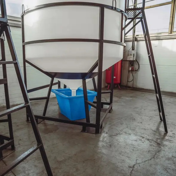 Емкость ЦКТ 5000 л с патрубком 160мм с фланцем белая