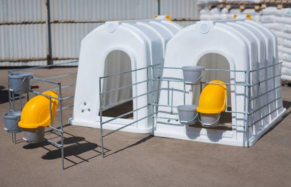 Вольер домика для телят с совмещенной боковой стенкой оцинкованный