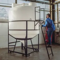 Емкость ЦКТ 5000 л с патрубком 160мм под плотность до 1,2 г/см3 белая в обрешетке с лестницей